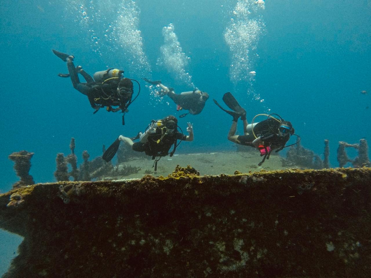 Group of divers over deck in Puerto Morelos